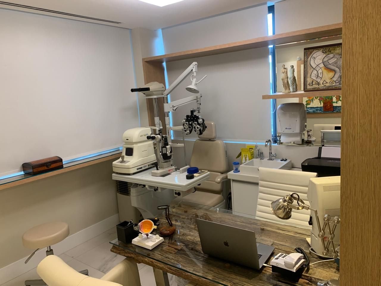 Consultório do Dr. Valter com refratômetro e equipamentos diagnósticos