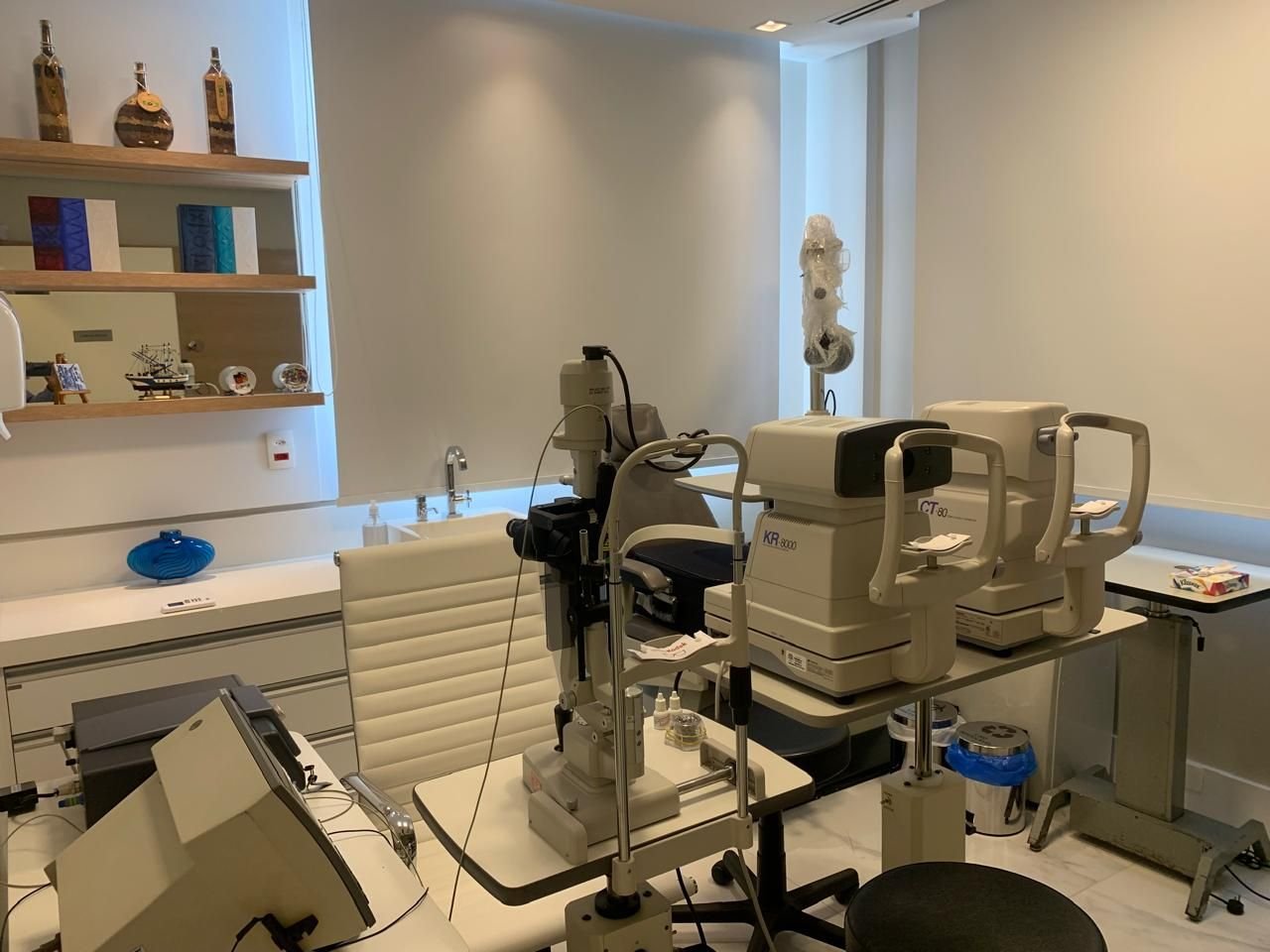 Sala de exames oftalmológicos com equipamentos de última geração