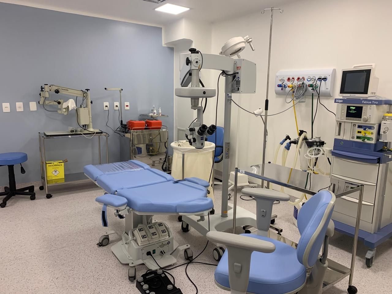 Centro cirúrgico do Instituto de Oftalmologia do Vale — sala de cirurgia ocular completa